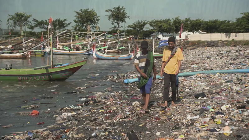 Pollution plastique à Java Est : Le combat caché pour la santé d’Imam Pollution plastique à Java Est : Le combat caché pour la santé d’Imam video poster