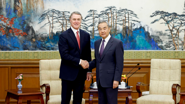 Le ministre des Affaires étrangères chinois Wang Yi exhorte l'ambassadeur américain Perdue à favoriser des relations stables