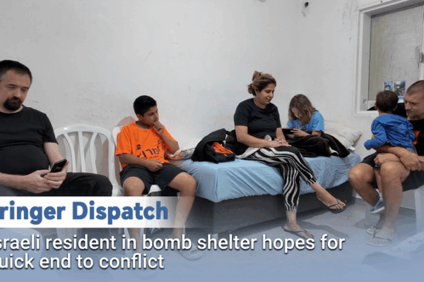Les familles de Tel-Aviv prient pour la paix au milieu des sirènes au 7ème jour du conflit Les familles de Tel-Aviv prient pour la paix au milieu des sirènes au 7ème jour du conflit video poster