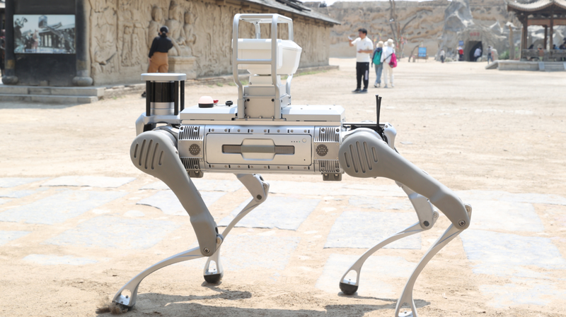 Un chien robot patrouille dans le studio de cinéma occidental de Zhenbeipu, Ningxia Un chien robot patrouille dans le studio de cinéma occidental de Zhenbeipu, Ningxia