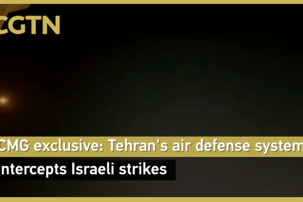 Les défenses aériennes de Téhéran repoussent des frappes israéliennes dans une alerte nocturne Les défenses aériennes de Téhéran repoussent des frappes israéliennes dans une alerte nocturne video poster