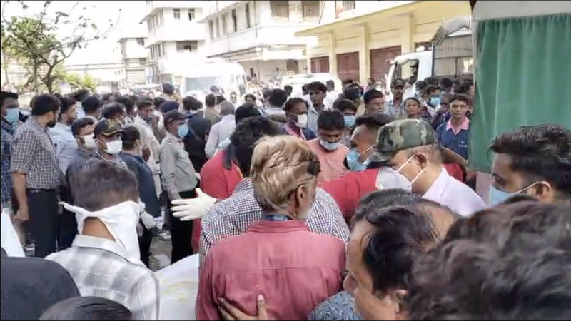 Crash d’Air India à Ahmedabad : la scène de sauvetage capturée au milieu de la tragédie Crash d'Air India à Ahmedabad : la scène de sauvetage capturée au milieu de la tragédie video poster