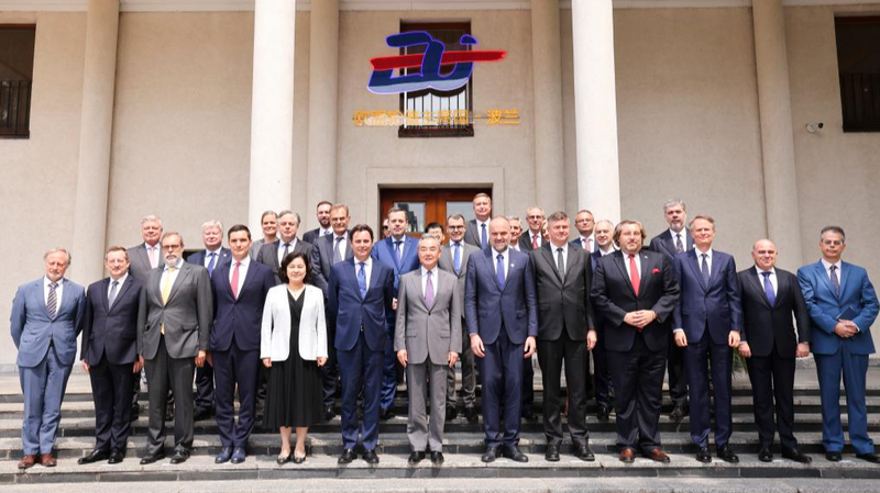 Les relations Chine-UE à 50 ans : Wang Yi rencontre les envoyés de l’UE à Pékin Les relations Chine-UE à 50 ans : Wang Yi rencontre les envoyés de l'UE à Pékin