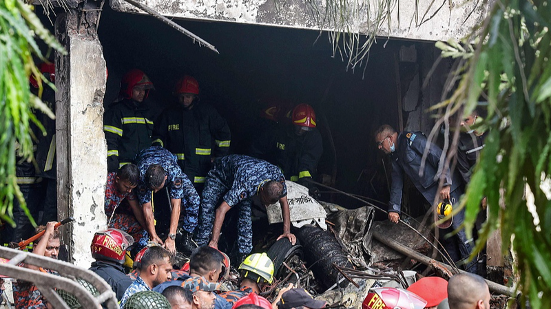 19 tués alors qu’un avion de chasse de l’armée de l’air bangladaise s’écrase sur une école à Dhaka 19 tués alors qu'un avion de chasse de l'armée de l'air bangladaise s'écrase sur une école à Dhaka video poster