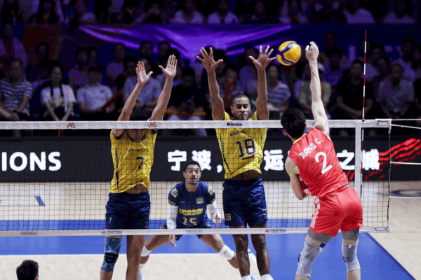Le Brésil bat la Chine continentale 3-1 pour atteindre les demi-finales de la VNL Le Brésil bat la Chine continentale 3-1 pour atteindre les demi-finales de la VNL