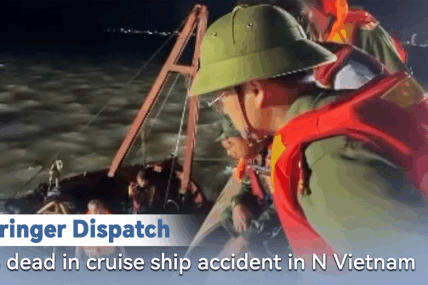 38 morts après le chavirement d’un navire de croisière dans le nord du Vietnam 38 morts après le chavirement d'un navire de croisière dans le nord du Vietnam video poster
