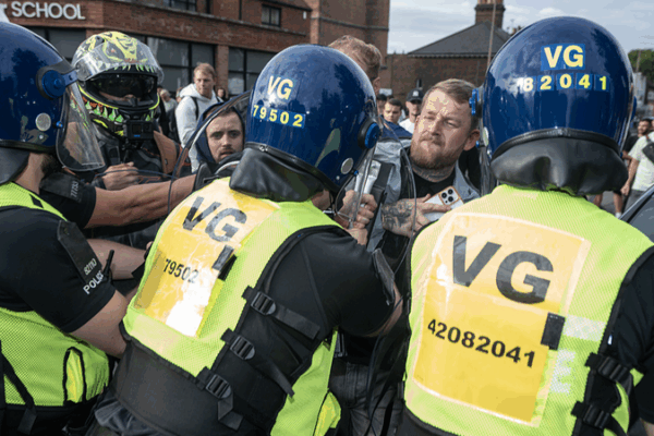 Des affrontements éclatent devant un hôtel de Londres accueillant des migrants Des affrontements éclatent devant un hôtel de Londres accueillant des migrants
