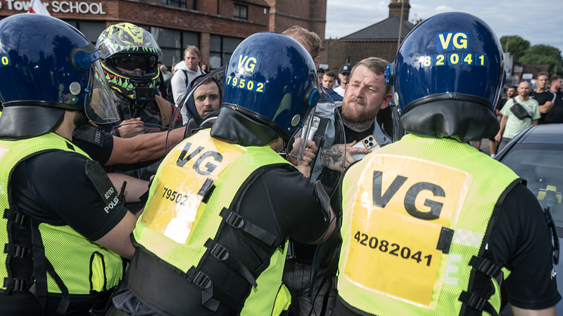 Des affrontements éclatent devant un hôtel de Londres accueillant des migrants