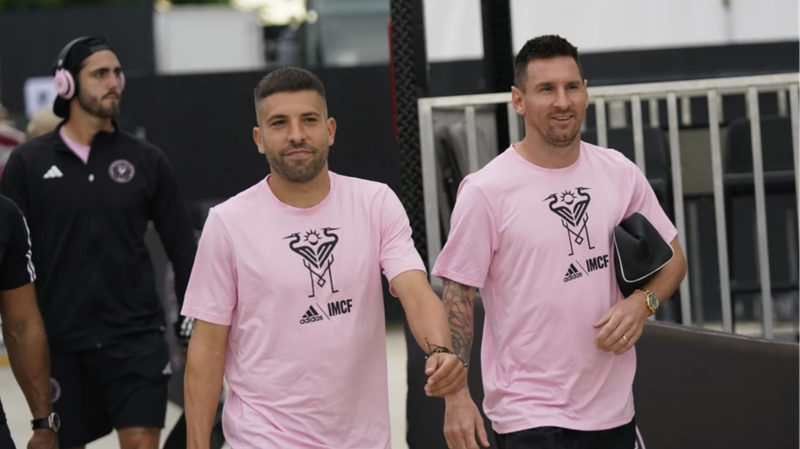 Le propriétaire d’Inter Miami critique les suspensions de Messi et Alba comme ‘draconiennes’ Le propriétaire d'Inter Miami critique les suspensions de Messi et Alba comme 'draconiennes'