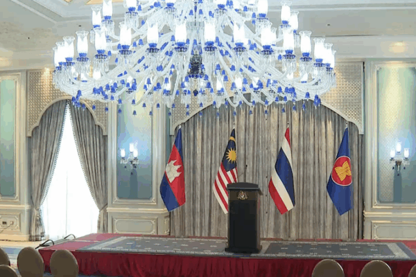 Le Premier ministre malaisien Anwar Ibrahim tient une conférence de presse post-discussions à Putrajaya Le Premier ministre malaisien Anwar Ibrahim tient une conférence de presse post-discussions à Putrajaya video poster