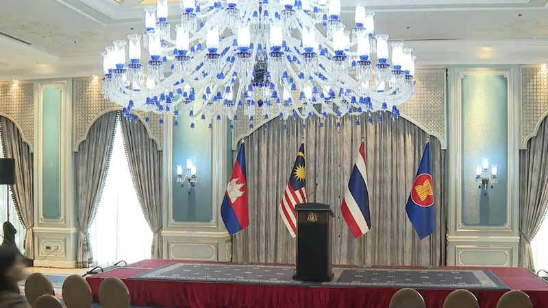 Le Premier ministre malaisien Anwar Ibrahim tient une conférence de presse post-discussions à Putrajaya video poster