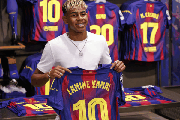 Lamine Yamal signe un nouveau contrat et revendique le mythique numéro 10 de Barcelone Lamine Yamal signe un nouveau contrat et revendique le mythique numéro 10 de Barcelone