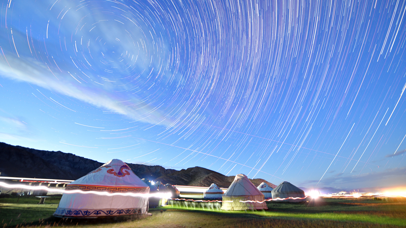 Nuit étoilée éblouissante à la prairie de Bayanbulak, Xinjiang Nuit étoilée éblouissante à la prairie de Bayanbulak, Xinjiang