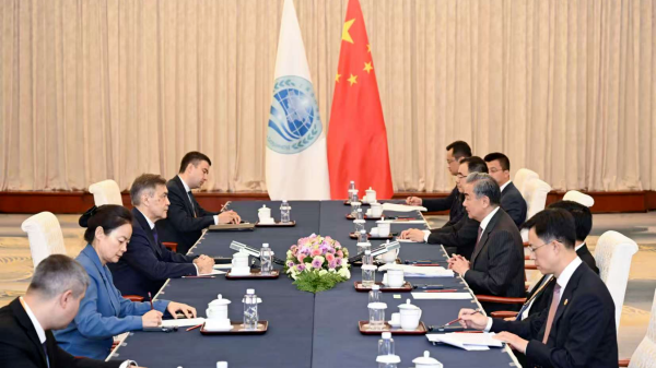 Wang Yi et le chef de l’OCS se rencontrent à Tianjin pour renforcer l’unité régionale Wang Yi et le chef de l'OCS se rencontrent à Tianjin pour renforcer l'unité régionale