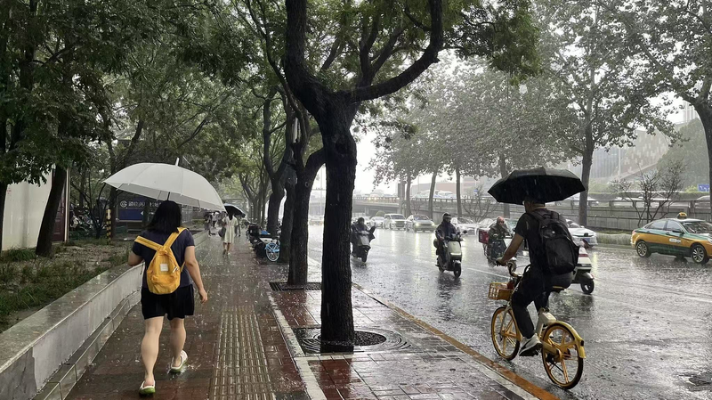 Pékin en alerte : Des pluies torrentielles déclenchent une alerte rouge Pékin en alerte : Des pluies torrentielles déclenchent une alerte rouge video poster