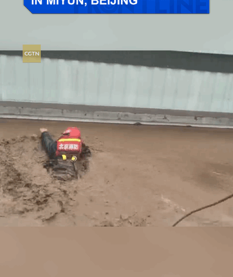 Rescousse rapide sauve 48 seniors des inondations de Miyun à Pékin Rescousse rapide sauve 48 seniors des inondations de Miyun à Pékin video poster