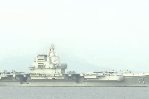 Le porte-avions Shandong et la flotte navale arrivent à Hong Kong Le porte-avions Shandong et la flotte navale arrivent à Hong Kong
