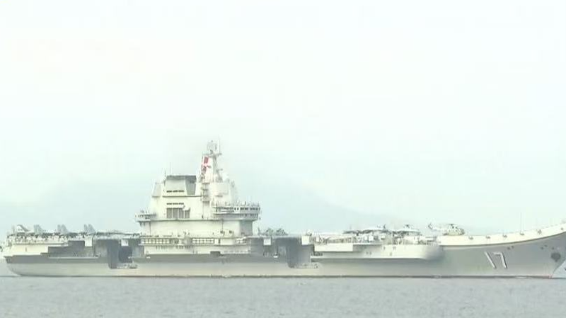 Le porte-avions Shandong et la flotte navale arrivent à Hong Kong