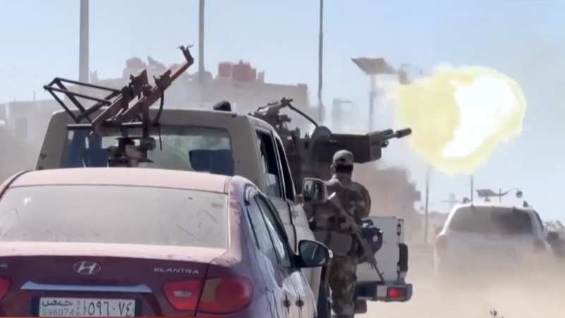 Israël frappe l’entrée du QG de Damas, avertit la Syrie à propos des tensions Druzes Israël frappe l'entrée du QG de Damas, avertit la Syrie à propos des tensions Druzes video poster