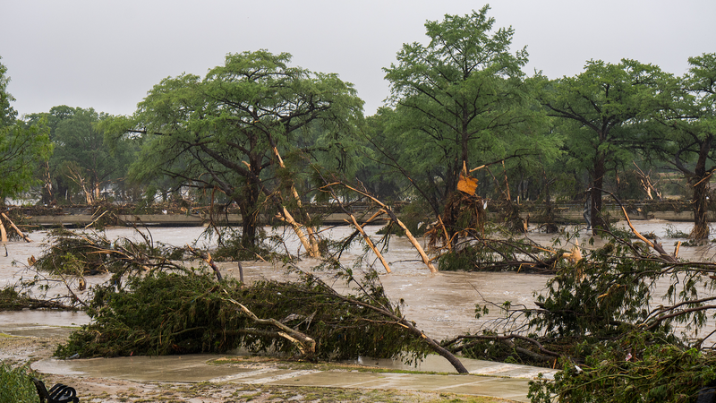 Des inondations sans précédent dévastent Kerrville, Texas : les sauveteurs se battent contre le temps Des inondations sans précédent dévastent Kerrville, Texas : les sauveteurs se battent contre le temps video poster