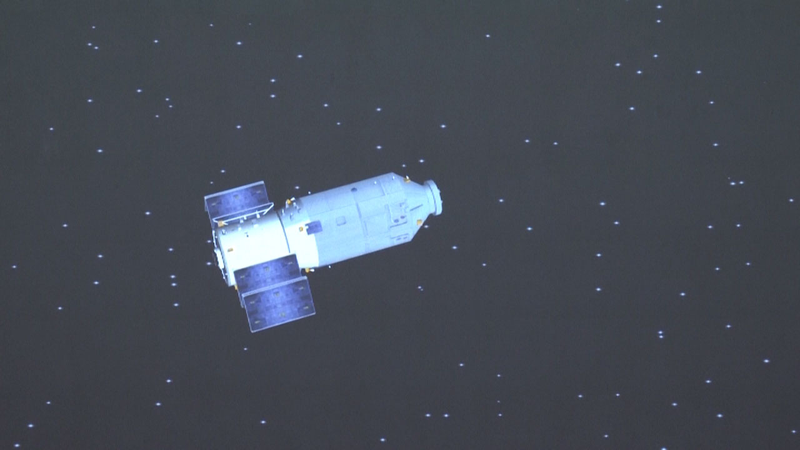 Des astronautes chinois montent à bord du cargo Tianzhou-9 après l’amarrage Des astronautes chinois montent à bord du cargo Tianzhou-9 après l'amarrage