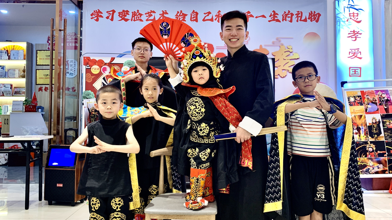 Les enfants plongent dans la magie du changement de visage de l’opéra du Sichuan Les enfants plongent dans la magie du changement de visage de l'opéra du Sichuan video poster