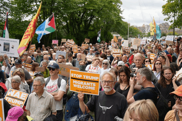 Des centaines manifestent contre la visite de Trump en Écosse sous haute sécurité Des centaines manifestent contre la visite de Trump en Écosse sous haute sécurité