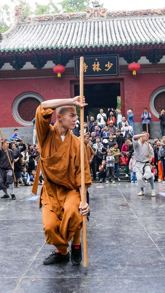 Bâton Shaolin : Discipline et Harmonie en Mouvement Bâton Shaolin : Discipline et Harmonie en Mouvement video poster