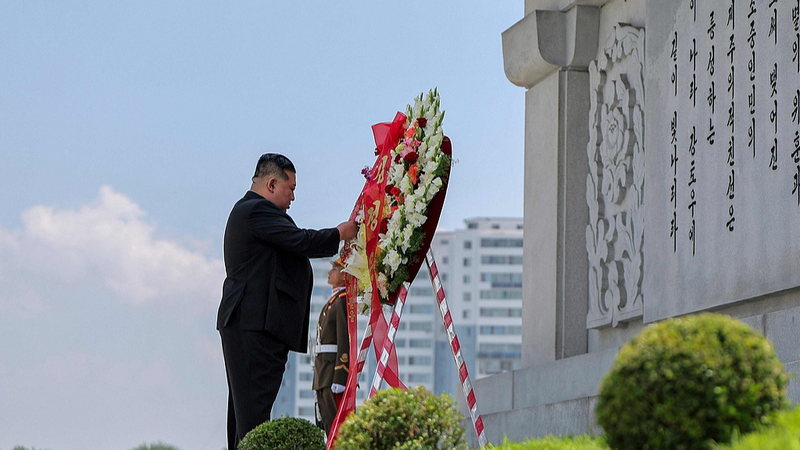 Kim Jong Un rend hommage à la Tour de l’Amitié Chine-Corée du Nord pour le Jour de la Victoire Kim Jong Un rend hommage à la Tour de l'Amitié Chine-Corée du Nord pour le Jour de la Victoire
