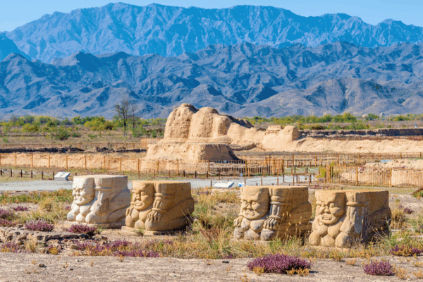 Les tombes impériales de Xixia : l’UNESCO couronne les “Pyramides de l’Est” comme patrimoine mondial Les tombes impériales de Xixia : l'UNESCO couronne les "Pyramides de l'Est" comme patrimoine mondial video poster