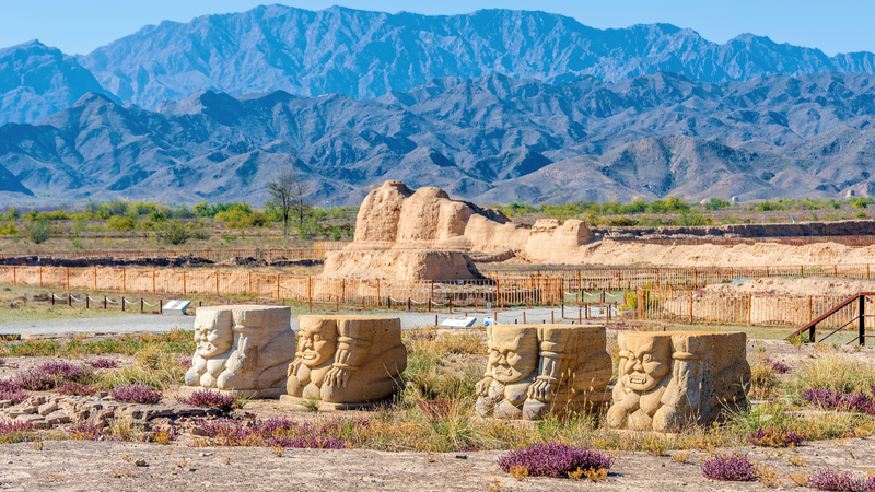 Les tombes impériales de Xixia : l'UNESCO couronne les "Pyramides de l'Est" comme patrimoine mondial video poster