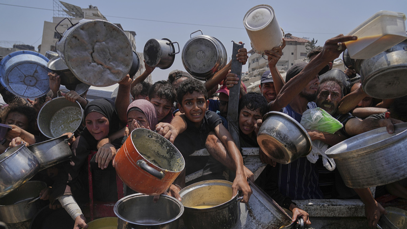 Israël autorise les largages d’aide face à l’aggravation de la faim à Gaza Israël autorise les largages d'aide face à l'aggravation de la faim à Gaza