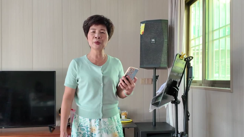 Tante Ru : la sexagénaire qui donne vie aux tubes anglais avec son accent Tante Ru : la sexagénaire qui donne vie aux tubes anglais avec son accent video poster