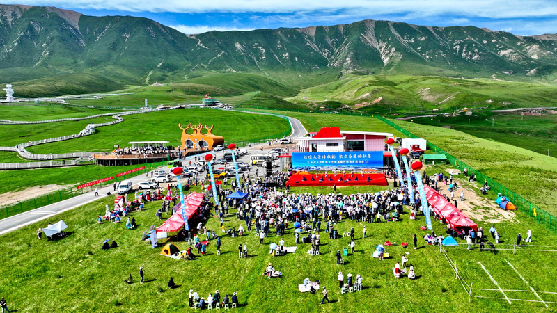 Festival multiethnique vibrant illumine les prairies de Gansu Festival_multiethnique_vibrant_illumine_les_prairies_de_Gansu