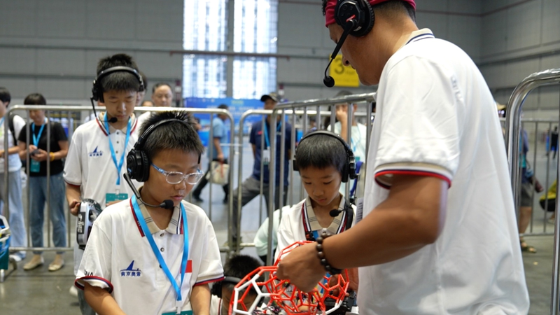 Le football avec drones décolle à Shanghai Le football avec drones décolle à Shanghai video poster