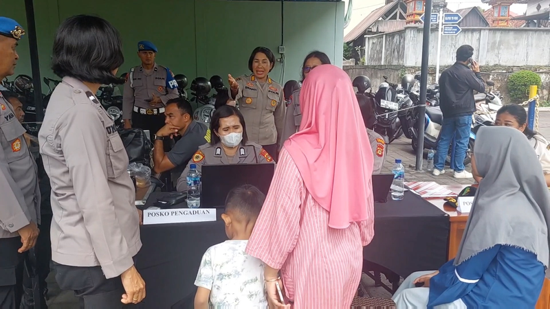 Les familles identifient leurs proches après la tragédie du ferry dans le détroit de Bali Les familles identifient leurs proches après la tragédie du ferry dans le détroit de Bali video poster