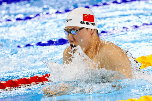 Qin Haiyang remporte la première médaille d’or pour la Chine continentale au 100 m brasse des Mondiaux Qin Haiyang remporte la première médaille d'or pour la Chine continentale au 100 m brasse des Mondiaux