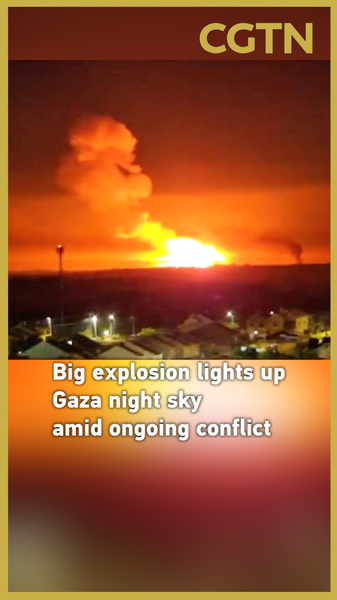 Une explosion enflammée illumine le ciel nocturne de Gaza en plein conflit Une explosion enflammée illumine le ciel nocturne de Gaza en plein conflit video poster