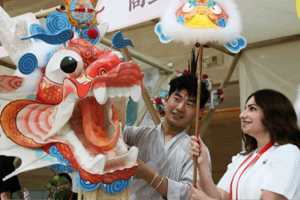 Les traditions du Henan brillent lors de l’exposition du Sommet des Médias et Groupes de Réflexion de l’OCS Les traditions du Henan brillent lors de l'exposition du Sommet des Médias et Groupes de Réflexion de l'OCS