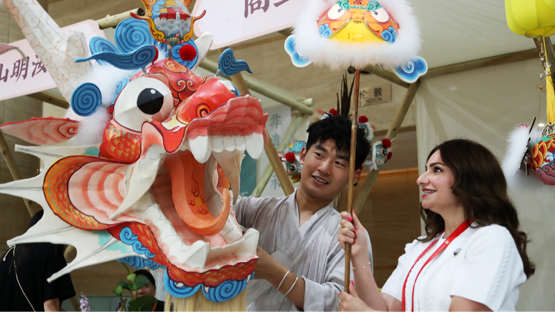 Les traditions du Henan brillent lors de l'exposition du Sommet des Médias et Groupes de Réflexion de l'OCS