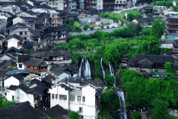 Furong Town : Fraîcheur estivale au-dessus des cascades Furong Town : Fraîcheur estivale au-dessus des cascades