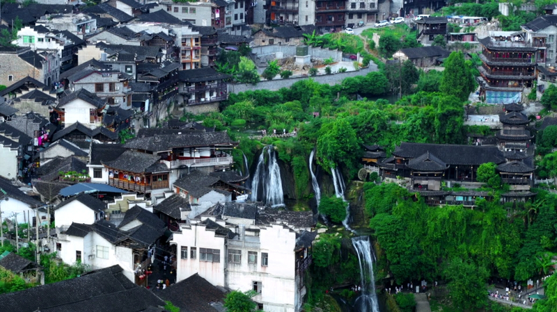 Furong Town : Fraîcheur estivale au-dessus des cascades