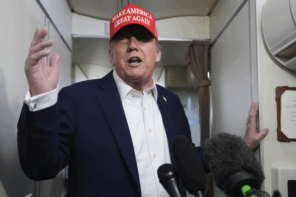 Trump envoie des lettres tarifaires à 12 pays, propose des taux allant jusqu’à 70 % Trump envoie des lettres tarifaires à 12 pays, propose des taux allant jusqu'à 70 %
