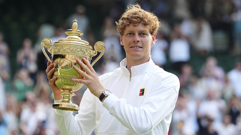 Sinner étonne Alcaraz pour remporter le titre de Wimbledon