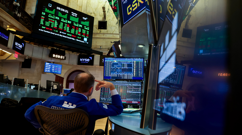 Les actions américaines clôturent en ordre dispersé alors que la Fed maintient les taux stables