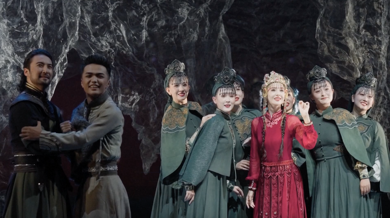Le Festival International de Danse lance une extravagance de 52 spectacles au Xinjiang Le_Festival_International_de_Danse_lance_une_extravagance_de_52_spectacles_au_Xinjiang video poster