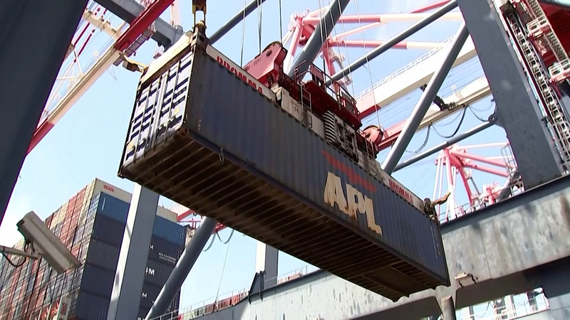 Le port de Los Angeles navigue sur des montagnes russes tarifaires Le_port_de_Los_Angeles_navigue_sur_des_montagnes_russes_tarifaires video poster