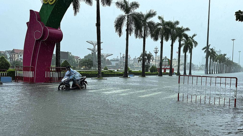 Le typhon Wipha provoque des inondations graves et des glissements de terrain au centre du Vietnam Le_typhon_Wipha_provoque_des_inondations_graves_et_des_glissements_de_terrain_au_centre_du_Vietnam