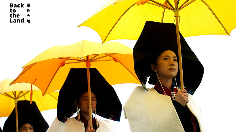 Les femmes Yi illuminent les montagnes de Butuo avec des parapluies jaunes Les_femmes_Yi_illuminent_les_montagnes_de_Butuo_avec_des_parapluies_jaunes