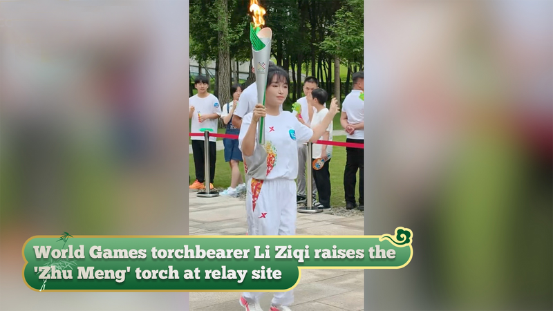 Li Ziqi allume la torche ‘Zhu Meng’ au relais des Jeux Mondiaux Li_Ziqi_allume_la_torche__Zhu_Meng__au_relais_des_Jeux_Mondiaux video poster